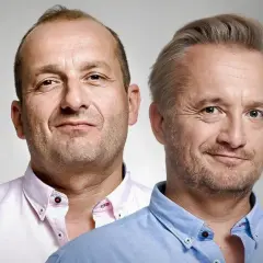 Dwóch mężczyzn, być może piękni i bezrobotni obsada, w koszulach. Jeden w różowej, drugi w błękitnej.