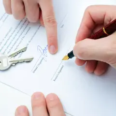 Kto płaci za notariusza przy wynajmie mieszkania? Sprawdź obowiązki.
