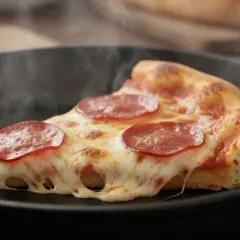 Jak odgrzać pizzę? 5 sposobów na chrupiący smak jak z pieca