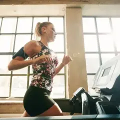 Jak robić cardio na bieżni: skuteczne techniki dla początkujących