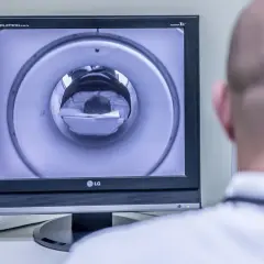 Monitor z obrazem rezonansu magnetycznego pacjenta wewnątrz aparatu.