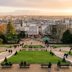 Blick über die Dächer von Paris vom Montmartre. Menschen genießen die Aussicht auf die Stadt.