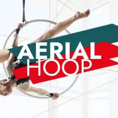 Akrobatka wykonuje skomplikowane figury na aerial hoop.