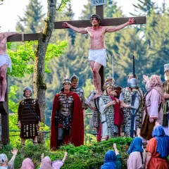 Nachgestellte Kreuzigungsszene mit vielen Darstellern. Ein Mann mit Dornenkrone am Kreuz, umgeben von Soldaten und betenden Menschen. Ein Symbol für das christliche Leben nach dem Tod.