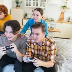 Czterech przyjaciół gra w gry wideo. Jeden z nich zastanawia się, jak udostępnić bibliotekę na Steam, by wspólnie pograć.