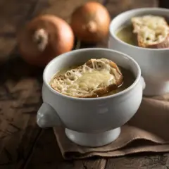 Jakie przyprawy do zupy cebulowej? Sekret smaku i głębi aromatu!
