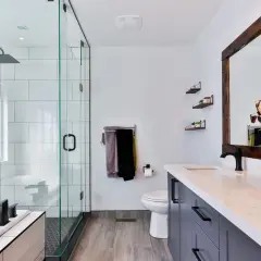 Ventana de baño: ¿Cómo elegir la perfecta para luz y privacidad?