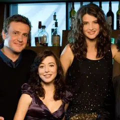 Jak poznałem waszą matkę obsada: Barney, Marshall, Lily, Robin i Ted w barze.