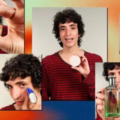 Un ragazzo con capelli ricci mostra prodotti per la cura della pelle e profumo, un'atmosfera da mag festival.