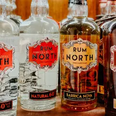 Butelki rumu z Madery, w tym "Rum North" i "Barrica Nova". Idealne na prezent dla konesera.