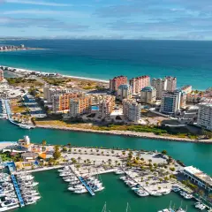 Widok na La Manga, Hiszpania: luksusowe apartamenty i pełen jachtów port nad turkusowym morzem.