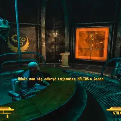 Postać w kapturze stoi obok mapy w grze Fallout: New Vegas PCR. Mężczyzna przy stole mówi: "Udało nam się odkryć tajemnicę HELIOS-a Jeden.