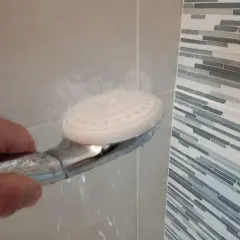 Main tenant, j'essaie d'augmenter la pression du robinet de la douche pour un meilleur jet.
