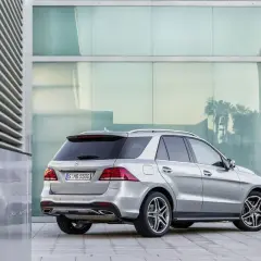 Myślę, że "Mercedes Klasy M (ML/GLE) poradnik kupującego. Który wybrać?" będzie idealnym tytułem.