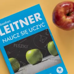Książka "Leitner. Naucz się uczyć" z jabłkami i wzorami fizycznymi. Efektywna metoda Leitnera do nauki.