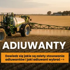 Traktor z opryskiwaczem na polu. Dowiedz się o zaletach stosowania adiuwantu doglebowego i wybierz najlepszy dla swoich upraw.