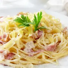 Ile kalorii ma Carbonara? Sprawdź kalorie i przepisy fit