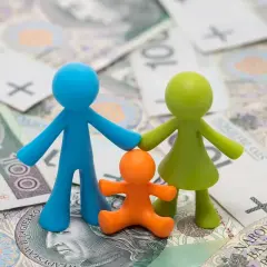 Figurki rodziny na tle polskich banknotów symbolizują wsparcie finansowe, jakim jest zasiłek rodzinny.