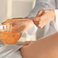 Depilacja bikini pastą cukrową: Czy boli? Prawda o bólu