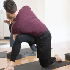 Joga czy pilates na kręgosłup: co wybrać dla zdrowych pleców?