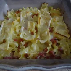 Un plat de pâtes gratinées au reblochon et lardons, prêt à être dégusté.