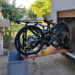 Plateforme DIY pour fabriquer un porte vélo de soute, avec deux VTT prêts à être rangés.