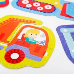 Kolorowe puzzle z pojazdami. Dziewczynka w żółtych włosach prowadzi czerwono-żółtą ciężarówkę. Obok widać fragmenty innych pojazdów, jak koparka. To świetna zabawa z **czuczu**!