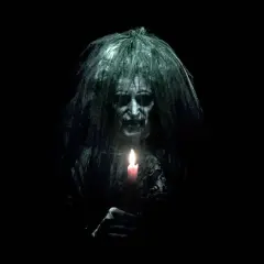 Przerażająca postać z zapaloną świecą, zapowiedź najstraszniejszych horrorów z jumpscare.
