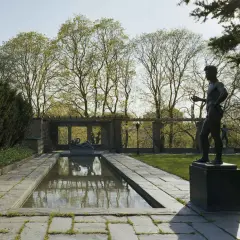 Skulpturer och damm i en vacker park, en perfekt plats att besöka efter en måltid på Marabouparken restaurang.