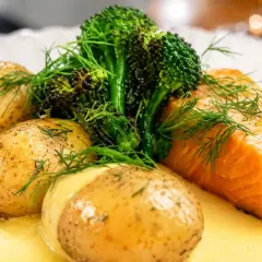 Laxfilé med dill, småpotatis och broccoli. Ett perfekt airfryer recept för en snabb och god middag.
