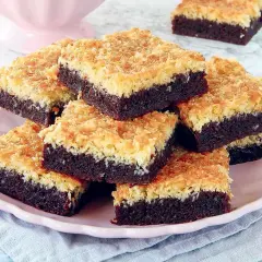 En stapel chokladkakor med kokostäcke, perfekta enkla bakverk för fikat.