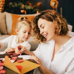 Mama i córka tworzą walentynkowe kartki. Radość i miłość w powietrzu, idealnie na 14 luty.
