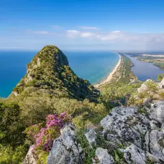 Widok na wybrzeże z górą Monte Circeo. Odkryj rzym atrakcje nieoczywiste, gdzie natura zachwyca.