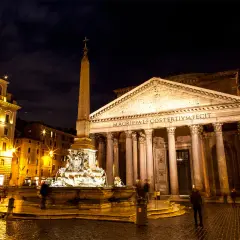 Fontana e obelisco di fronte al Pantheon illuminati di notte, un simbolo di per cosa è famosa Roma.