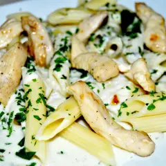 Penne z kurczakiem w kremowym sosie gorgonzola, posypane natką pietruszki. Pyszne danie, które zachwyci każdego smakosza.