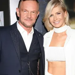 Cezary Pazura z żoną Edytą na premierze. Uśmiechnięci i eleganccy.