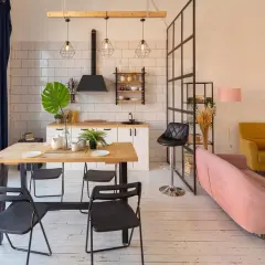 Stylowe mieszkanie studio z jadalnią, aneksem kuchennym i strefą wypoczynkową.