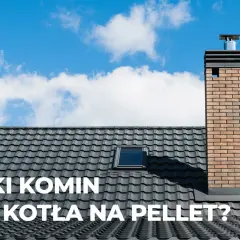 Ceglany komin do kotła na pellet na tle błękitnego nieba z chmurami.