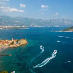 Widok na Stare Miasto w Budvie, plaże i turkusowe morze. W oddali wyspa Sveti Nikola. Budva atrakcje zachwycają!
