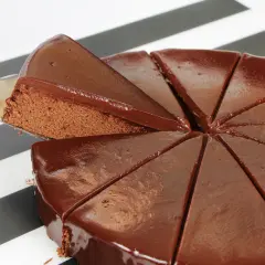 Pyszne ciasto z nutellą, właśnie kroimy pierwszy kawałek. Idealne na deser!