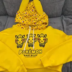 Żółta bluza z kapturem z motywem Pikachu i logiem Pokemon.