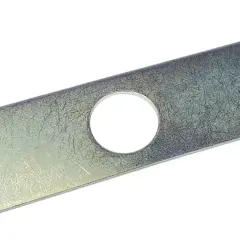 Metalowy nóż do wertykulatora z otworem pośrodku, gotowy do pracy w ogrodzie.
