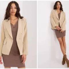 Elegancka sukienka marynarka plus size w kolorze beżowym, zestawiona z brązową, prążkowaną sukienką.