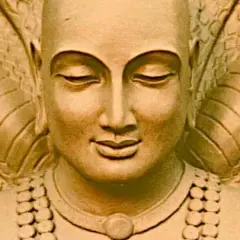 Escultura de Patanjali meditando, rodeado por una cobra. Inspiración para los yoga sutras.