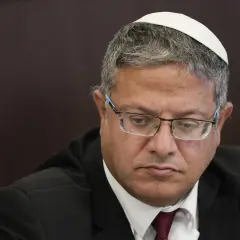 Ein israelischer Politiker mit Kippa und Brille, der nachdenklich nach unten blickt.