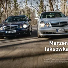 Dwa Mercedesy E Klasa W210 AMG jadące drogą wśród drzew. Jeden ciemny, drugi srebrny.