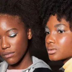 Due ragazze con un trucco scintillante sugli occhi, perfetto per un look da 18 anni. Glitter argentei e colorati illuminano le palpebre.