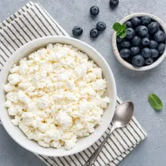 Ricotta di capra, un alimento leggero e nutriente. Scopri i suoi valori nutrizionali per una dieta sana e gustosa.