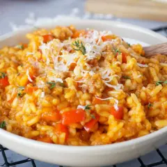 Herzhafte hackfleisch reis pfanne mit Paprika und Käse bestreut, garniert mit frischen Kräutern. Ein köstliches Gericht für jeden Tag.