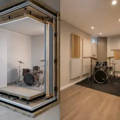 Costruzione di una stanza per musica con insonorizzazione avanzata. La parte sinistra mostra la struttura interna con batteria, la destra la stanza finita con pannelli acustici e pianoforte.